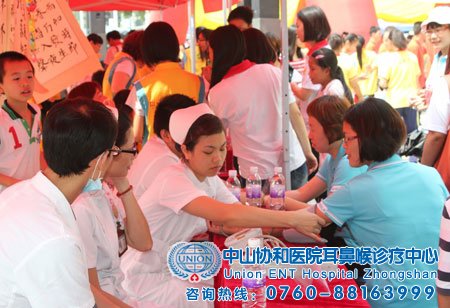 万春医院志愿者护士为市民测量血压