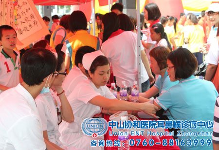 健国医院志愿者护士为市民测量血压